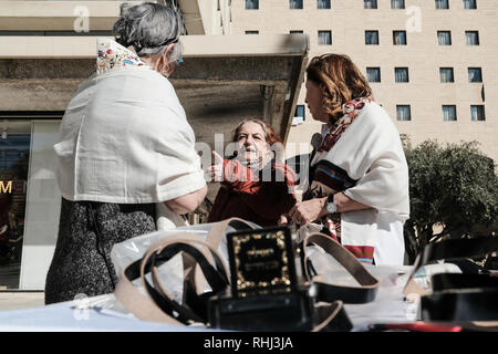 Jerusalem, Israel. 3. Februar, 2019. Frauen von der Wand, eine Organisation, die berühmt für den Kampf für die Rechte der Frauen Gebet an der Klagemauer, betreibt ein TEFILLIN oder gebetsriemen, wrap Ständer für Frauen in Jerusalem, der Stadt auf World Wide Wrap Tag. Kommunale Genehmigung für den Umzug wurde nach wiederholter Appelle über mehrere Monate erhalten. Credit: Nir Alon/Alamy leben Nachrichten Stockfoto
