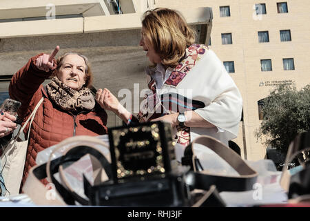 Jerusalem, Israel. 3. Februar, 2019. Frauen von der Wand, eine Organisation, die berühmt für den Kampf für die Rechte der Frauen Gebet an der Klagemauer, betreibt ein TEFILLIN oder gebetsriemen, wrap Ständer für Frauen in Jerusalem, der Stadt auf World Wide Wrap Tag. Kommunale Genehmigung für den Umzug wurde nach wiederholter Appelle über mehrere Monate erhalten. Credit: Nir Alon/Alamy leben Nachrichten Stockfoto