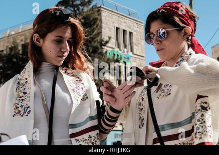 Jerusalem, Israel. 3. Februar, 2019. Frauen von der Wand, eine Organisation, die berühmt für den Kampf für die Rechte der Frauen Gebet an der Klagemauer, betreibt ein TEFILLIN oder gebetsriemen, wrap Ständer für Frauen in Jerusalem, der Stadt auf World Wide Wrap Tag. Kommunale Genehmigung für den Umzug wurde nach wiederholter Appelle über mehrere Monate erhalten. Credit: Nir Alon/Alamy leben Nachrichten Stockfoto
