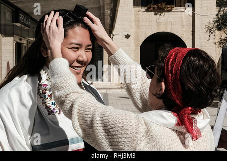 Jerusalem, Israel. 3. Februar, 2019. Frauen von der Wand, eine Organisation, die berühmt für den Kampf für die Rechte der Frauen Gebet an der Klagemauer, betreibt ein TEFILLIN oder gebetsriemen, wrap Ständer für Frauen in Jerusalem, der Stadt auf World Wide Wrap Tag. Kommunale Genehmigung für den Umzug wurde nach wiederholter Appelle über mehrere Monate erhalten. Credit: Nir Alon/Alamy leben Nachrichten Stockfoto