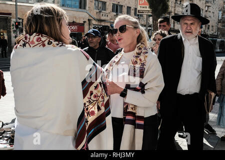 Jerusalem, Israel. 3. Februar, 2019. Frauen von der Wand, eine Organisation, die berühmt für den Kampf für die Rechte der Frauen Gebet an der Klagemauer, betreibt ein TEFILLIN oder gebetsriemen, wrap Ständer für Frauen in Jerusalem, der Stadt auf World Wide Wrap Tag. Kommunale Genehmigung für den Umzug wurde nach wiederholter Appelle über mehrere Monate erhalten. Credit: Nir Alon/Alamy leben Nachrichten Stockfoto