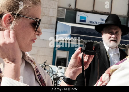 Jerusalem, Israel. 3. Februar, 2019. Frauen von der Wand, eine Organisation, die berühmt für den Kampf für die Rechte der Frauen Gebet an der Klagemauer, betreibt ein TEFILLIN oder gebetsriemen, wrap Ständer für Frauen in Jerusalem, der Stadt auf World Wide Wrap Tag. Kommunale Genehmigung für den Umzug wurde nach wiederholter Appelle über mehrere Monate erhalten. Credit: Nir Alon/Alamy leben Nachrichten Stockfoto
