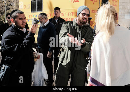 Jerusalem, Israel. 3. Februar, 2019. Frauen von der Wand, eine Organisation, die berühmt für den Kampf für die Rechte der Frauen Gebet an der Klagemauer, betreibt ein TEFILLIN oder gebetsriemen, wrap Ständer für Frauen in Jerusalem, der Stadt auf World Wide Wrap Tag. Kommunale Genehmigung für den Umzug wurde nach wiederholter Appelle über mehrere Monate erhalten. Credit: Nir Alon/Alamy leben Nachrichten Stockfoto