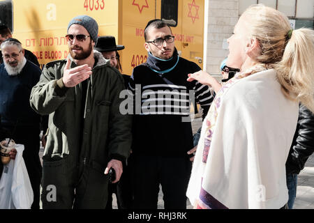 Jerusalem, Israel. 3. Februar, 2019. Frauen von der Wand, eine Organisation, die berühmt für den Kampf für die Rechte der Frauen Gebet an der Klagemauer, betreibt ein TEFILLIN oder gebetsriemen, wrap Ständer für Frauen in Jerusalem, der Stadt auf World Wide Wrap Tag. Kommunale Genehmigung für den Umzug wurde nach wiederholter Appelle über mehrere Monate erhalten. Credit: Nir Alon/Alamy leben Nachrichten Stockfoto