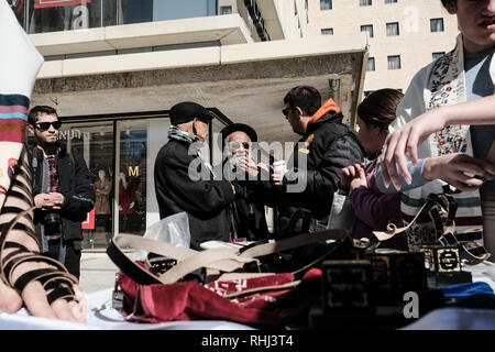 Jerusalem, Israel. 3. Februar, 2019. Frauen von der Wand, eine Organisation, die berühmt für den Kampf für die Rechte der Frauen Gebet an der Klagemauer, betreibt ein TEFILLIN oder gebetsriemen, wrap Ständer für Frauen in Jerusalem, der Stadt auf World Wide Wrap Tag. Kommunale Genehmigung für den Umzug wurde nach wiederholter Appelle über mehrere Monate erhalten. Credit: Nir Alon/Alamy leben Nachrichten Stockfoto
