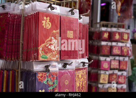 Kowloon, Hong Kong. 31 Jan, 2019. Rote Taschen zum Verkauf während der Vorbereitungen gesehen. Es ist Tradition in den Umschlag Geld zu platzieren und als Geschenk für Familie und Freunde in das neue Jahr feiern geben. Die ehemalige britische Kolonie Hongkong bereitet sich für den Lunar Chinesisches Neues Jahr 2019. Menschen in der Stadt sind besetzt, der das Jahr des Schweins zu begrüßen. Credit: Miguel Candela/SOPA Images/ZUMA Draht/Alamy leben Nachrichten Stockfoto