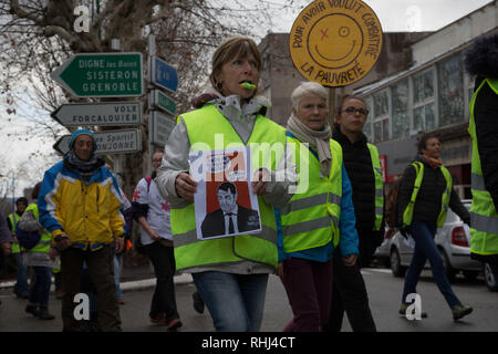 Manosque, Frankreich. 2. Februar 2019. Gelbe weste Proteste kommen in der südlichen Stadt Manosque, als gelbe Westen Demonstrationen in Frankreich in der zwölften Woche fort. Die Demonstranten tragen französische Fahnen und Banner gegen den französischen Präsidenten und bezahlt, Hommage an diejenigen, die von der Polizei in den vergangenen Demonstrationen verletzt. Die gilets jaunes Proteste im November über die französische Regierung plant, die Steuern zu erhöhen, und es allmählich verwandelte sich in einen breiteren Revolte gegen die Regierung und ihre wirtschaftliche Reformen. Credit: ZUMA Press, Inc./Alamy leben Nachrichten Stockfoto