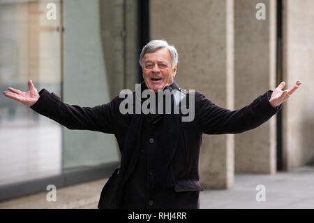 London, Großbritannien. 3. Feb 2019. Legendäre Disc Jockey, Tony Blackburn, kommt an der BBC-Studios in London. Credit: Tommy London/Alamy leben Nachrichten Stockfoto