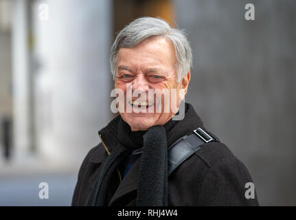 London, Großbritannien. 3. Feb 2019. Legendäre Disc Jockey, Tony Blackburn, kommt an der BBC-Studios in London. Credit: Tommy London/Alamy leben Nachrichten Stockfoto