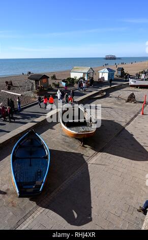 Brighton, UK. 3. Feb 2019. Besucher genießen einen Spaziergang entlang der Küste von Brighton an einem schönen, sonnigen, aber kalten Tag an der Südküste. Mildere Wetter Prognose über Großbritannien in den nächsten Tagen Credit zu verbreiten: Simon Dack/Alamy leben Nachrichten Stockfoto