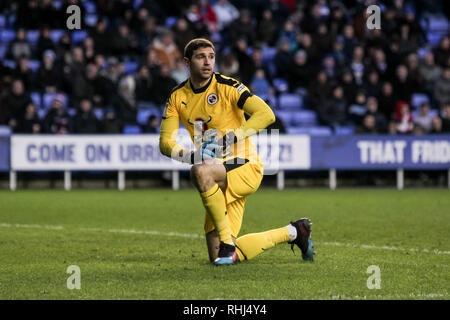 Reading, Großbritannien. 2. Feb 2019. Reading FC Torhüter Emiliano Martínez in Aktion während der efl Sky Bet Championship Match zwischen Lesen und Aston Villa im Madejski Stadium, Reading, England am 2. Februar 2019. Foto von Ken Funken. Nur die redaktionelle Nutzung, eine Lizenz für die gewerbliche Nutzung erforderlich. Keine Verwendung in Wetten, Spiele oder einer einzelnen Verein/Liga/player Publikationen. Credit: UK Sport Pics Ltd/Alamy leben Nachrichten Stockfoto