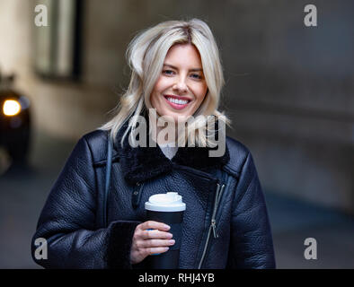 London, Großbritannien. 3. Feb 2019. Singer-Songwriter, Moderatorin und ehemaliges Mitglied des Samstags, Mollie König, verlässt den BBC-Studios in London. Credit: Tommy London/Alamy leben Nachrichten Stockfoto