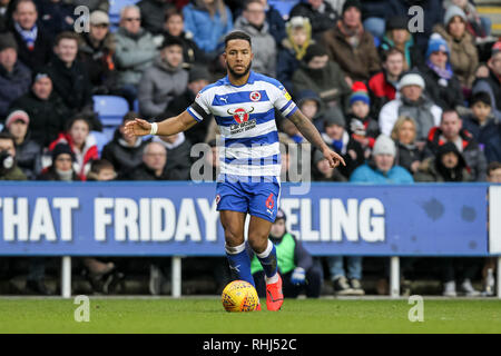 Reading, Großbritannien. 2. Feb 2019. Liam Moore von Reading FC in Aktion während der efl Sky Bet Championship Match zwischen Lesen und Aston Villa im Madejski Stadium, Reading, England am 2. Februar 2019. Foto von Ken Funken. Nur die redaktionelle Nutzung, eine Lizenz für die gewerbliche Nutzung erforderlich. Keine Verwendung in Wetten, Spiele oder einer einzelnen Verein/Liga/player Publikationen. Credit: UK Sport Pics Ltd/Alamy leben Nachrichten Stockfoto