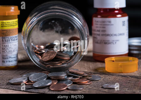 Glas Marmeladenglas mit ein paar Münzen innen mit verschreibungspflichtigen Medikamenten Stockfoto