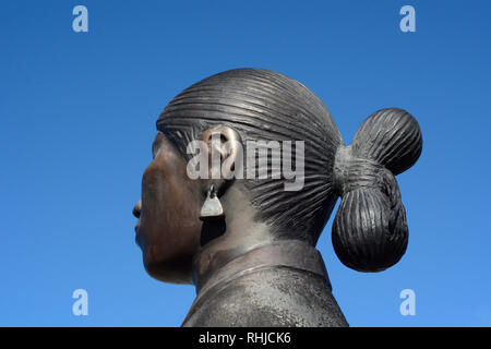 Eine Bronzeskulptur von chiricahua Apache Bildhauer Allan Houser Titel "Homeward Bound" im Museum für Indische Kunst & Kultur in Santa Fe, New Mexico Stockfoto