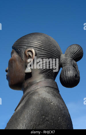 Eine Bronzeskulptur von chiricahua Apache Bildhauer Allan Houser Titel "Homeward Bound" im Museum für Indische Kunst & Kultur in Santa Fe, New Mexico Stockfoto