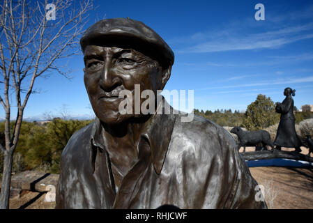 Eine bronze Selbstportrait Skulptur von der Chiricahua Apache Bildhauer Allan Houser im Museum für Indische Kunst & Kultur in Santa Fe, New Mexico Stockfoto