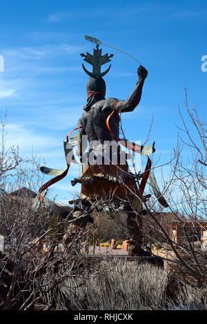 Eine Bronzeskulptur mit dem Titel 'Apache Mountain Spirit Dancer" von Craig Dan Goseyun im Museum für Indische Kunst & Kultur in Santa Fe, New Mexico Stockfoto