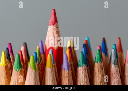 Farbstifte auf grauem Hintergrund. Nahaufnahme Stockfoto