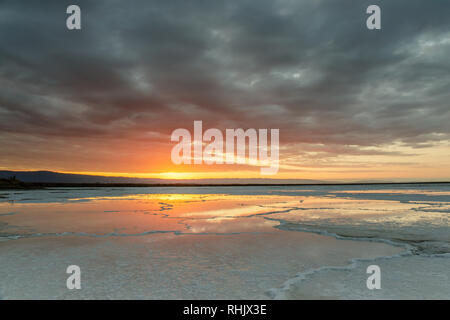 South Bay Salt Pond stürmischen Himmel. Stockfoto