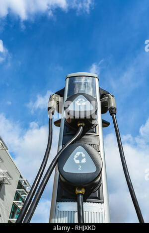 EV Ladestation für emissionsfreie Autos an bewölkten Himmel Hintergrund Stockfoto