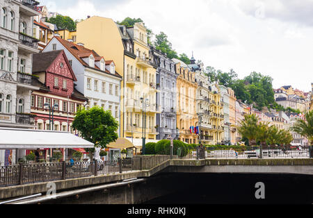 Karlsbad, TSCHECHISCHE REPUBLIK - 12. JUNI 2017: Karlsbad Blick vom Fluss Tepla. Architektur von Karlovy Vary, Tschechische Republik. Es ist das meistbesuchte Stockfoto