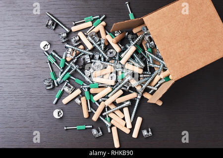 Box mit Fall Out Tools für Möbel Montage, closeup Öffnen Stockfoto
