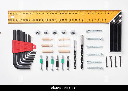 Tools für Möbel Montage auf weißen Hintergrund für Mock up Template Design. Blick von oben. Flach Stockfoto