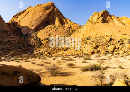 Campingplatz an der Spitzkoppe Mountains in der Wüste Namib in der Nähe von Swakopmund, Namibia Afrika am Abend roadtrip Stockfoto