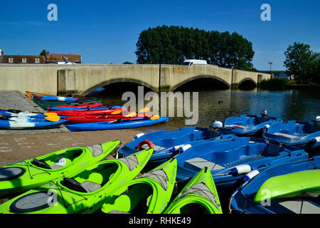 Kajaks und Tretboote, neben der Straße Brücke in Poole in Dorset, Großbritannien. Der Fluss Frome, Wareham. Stockfoto