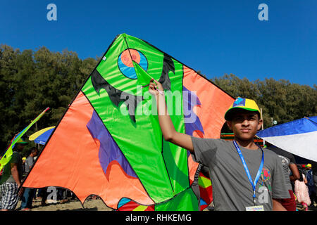 Cox's Bazar, Bangladesch - Februar 01, 2019: Teilnehmer, die meisten Jugendlichen, fliegende Drachen verschiedener colures und Sorten während eines traditionellen Kite fest Stockfoto