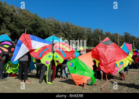 Cox's Bazar, Bangladesch - Februar 01, 2019: Teilnehmer, die meisten Jugendlichen, fliegende Drachen verschiedener colures und Sorten während eines traditionellen Kite fest Stockfoto