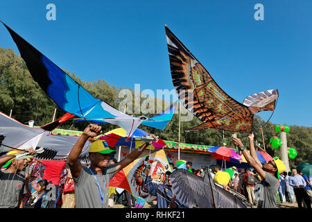 Cox's Bazar, Bangladesch - Februar 01, 2019: Teilnehmer, die meisten Jugendlichen, fliegende Drachen verschiedener colures und Sorten während eines traditionellen Kite fest Stockfoto