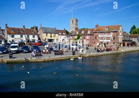 Die Quay, Wareham, Dorset, Großbritannien. Der Fluss Frome. Der alte Getreidespeicher, Cafe und Bar dominiert das Dorf Szene. Stockfoto