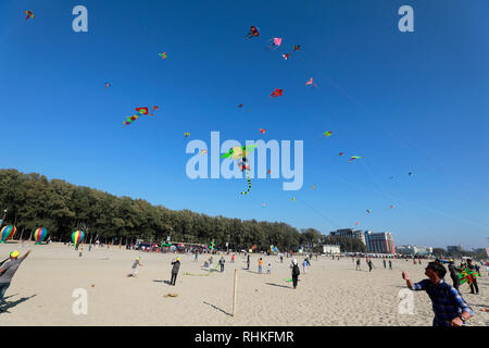 Cox's Bazar, Bangladesch - Februar 01, 2019: Teilnehmer, die meisten Jugendlichen, fliegende Drachen verschiedener colures und Sorten während eines traditionellen Kite fest Stockfoto