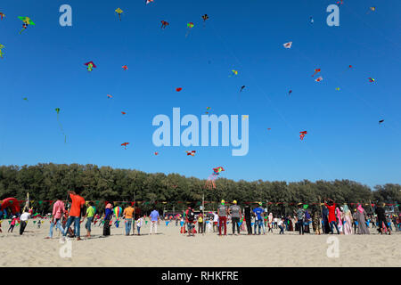 Cox's Bazar, Bangladesch - Februar 01, 2019: Teilnehmer, die meisten Jugendlichen, fliegende Drachen verschiedener colures und Sorten während eines traditionellen Kite fest Stockfoto