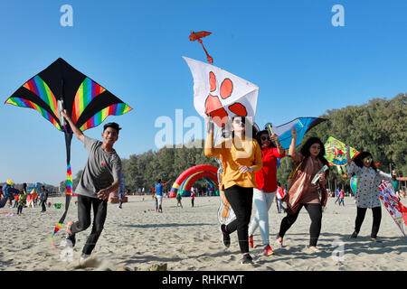 Cox's Bazar, Bangladesch - Februar 01, 2019: Teilnehmer, die meisten Jugendlichen, fliegende Drachen verschiedener colures und Sorten während eines traditionellen Kite fest Stockfoto