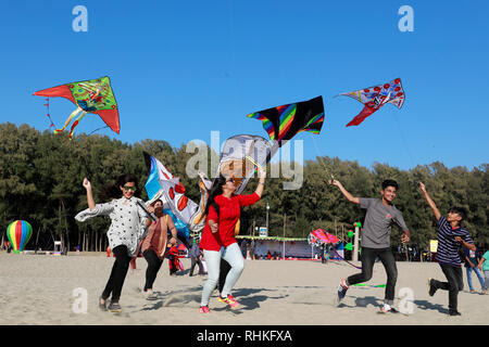 Cox's Bazar, Bangladesch - Februar 01, 2019: Teilnehmer, die meisten Jugendlichen, fliegende Drachen verschiedener colures und Sorten während eines traditionellen Kite fest Stockfoto