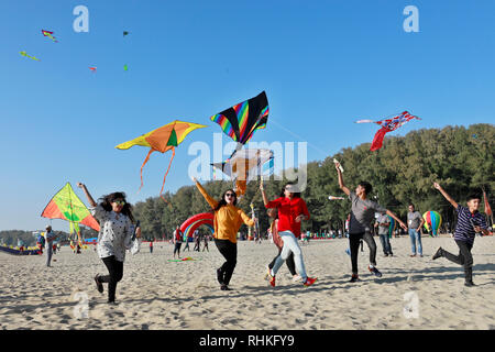 Cox's Bazar, Bangladesch - Februar 01, 2019: Teilnehmer, die meisten Jugendlichen, fliegende Drachen verschiedener colures und Sorten während eines traditionellen Kite fest Stockfoto