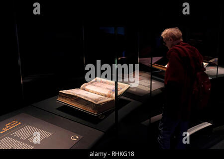 Jerusalem, Israel. 2. Februar, 2019. Besucher, die an der seltenen mittelalterlichen Handschriften, die für die Arbeit der Rabbi Mosche ben Maimon in einer Ausstellung siehe Kapitel "Maimonides: ein Vermächtnis in Script" im Israel Museum in Jerusalem. Die Ausstellung präsentieren mehrere Manuskripte von Judentum größten und renommiertesten Denker Rabbi Mosche ben Maimon aka Maimonides, aka Rambam, der lebte und arbeitete fast ein Jahrtausend vor. Stockfoto