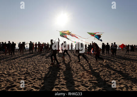 Cox's Bazar, Bangladesch - Februar 01, 2019: Teilnehmer, die meisten Jugendlichen, fliegende Drachen verschiedener colures und Sorten während eines traditionellen Kite fest Stockfoto