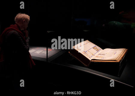 Jerusalem, Israel. 2. Februar, 2019. Besucher, die an der seltenen mittelalterlichen Handschriften, die für die Arbeit der Rabbi Mosche ben Maimon in einer Ausstellung siehe Kapitel "Maimonides: ein Vermächtnis in Script" im Israel Museum in Jerusalem. Die Ausstellung präsentieren mehrere Manuskripte von Judentum größten und renommiertesten Denker Rabbi Mosche ben Maimon aka Maimonides, aka Rambam, der lebte und arbeitete fast ein Jahrtausend vor. Stockfoto