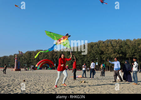 Cox's Bazar, Bangladesch - Februar 01, 2019: Teilnehmer, die meisten Jugendlichen, fliegende Drachen verschiedener colures und Sorten während eines traditionellen Kite fest Stockfoto