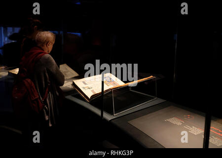 Jerusalem, Israel. 2. Februar, 2019. Besucher, die an der seltenen mittelalterlichen Handschriften, die für die Arbeit der Rabbi Mosche ben Maimon in einer Ausstellung siehe Kapitel "Maimonides: ein Vermächtnis in Script" im Israel Museum in Jerusalem. Die Ausstellung präsentieren mehrere Manuskripte von Judentum größten und renommiertesten Denker Rabbi Mosche ben Maimon aka Maimonides, aka Rambam, der lebte und arbeitete fast ein Jahrtausend vor. Stockfoto