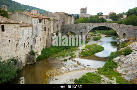 Mittelalterliche stichbogen Brücke über Fluss Orbieu in Gruissan, Frankreich Stockfoto