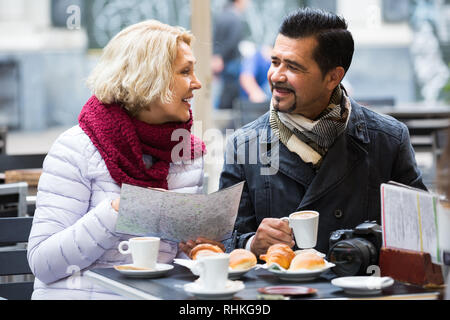 Ältere Menschen gerne spanische Touristen Kaffee im Cafe und Lesen der Karte Stockfoto