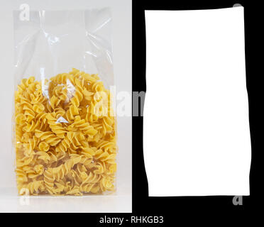 Transparenter Kunststoff pasta Beutel 'Fusilli' auf weißem Hintergrund. Mit Alpha Kanal Stockfoto