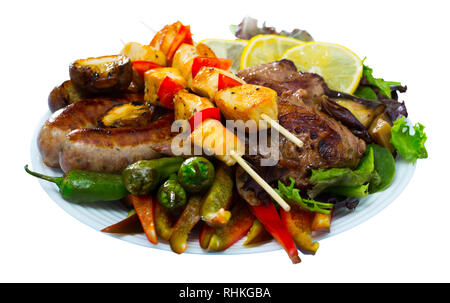 Traditionelle bulgarische gegrilltes Fleisch und Gemüse auf großen Platte serviert (Meshana Skara). Auf weissem Hintergrund Stockfoto