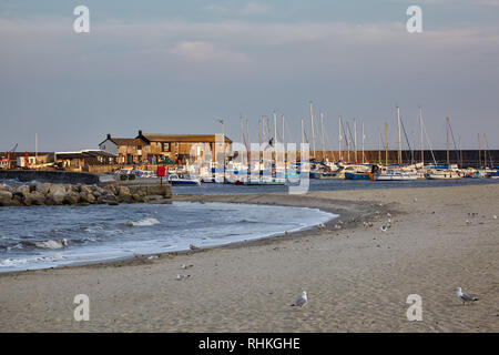 LYME REGIS, ENGLAND - Mai 12, 2009: Der Blick auf die Brandung an der Küste von Lyme Regis und der Cobb Hafen. West Dorset. England. Stockfoto