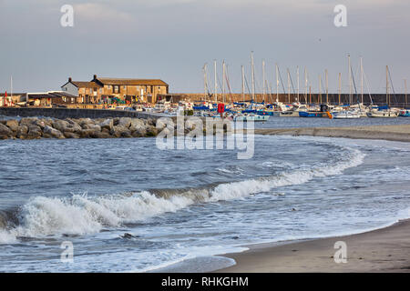 LYME REGIS, ENGLAND - Mai 12, 2009: Der Blick auf die Brandung an der Küste von Lyme Regis und der Cobb Hafen. West Dorset. England. Stockfoto